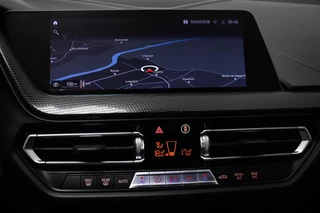 BMW 1-serie 118i Executive Edition | HALF LEDER | DAB | APPLE | DRAADLOZE LADER | CAMERA | 17" / 38
