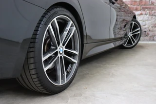 BMW 3 Serie Touring 330i High Executive M Sport Pakket Automaat  / Navigatie Professional / Panoramadak / Leder  / Trekhaak / Parkeersensoren voor+achter / Comfort Acces / Head-Up Display / Stoelverwarming / Achteruitrijcamera / Hifi / 19 Inch / Chrome Line / 7