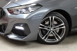 BMW 2 Serie Gran Coupé 218i High Executive M Sport Pakket Automaat  / Live Cockpit Professional / Panoramadak / Stoelverwarming / 18 Inch / Climate Control / Parkeersensoren / Bluetooth / DAB / Cruise Control / Lichtpakket / Extra Getint Glas / LED / 9