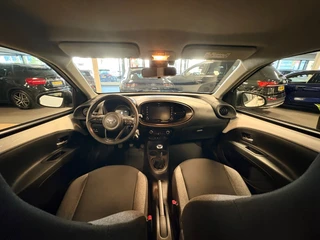 Toyota Aygo X 1.0 VVT-i MT first / apple /stoelverw /cruisec /camera/pdc/clima/boeken / 31
