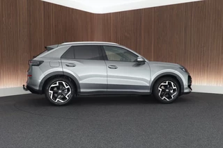 Volkswagen T-Roc 1.5 eTsi 150pk DSG R-Line First Edition Trekhaak Camera Keyless Stoelverwarming Virtual Cockpit Carplay / 10