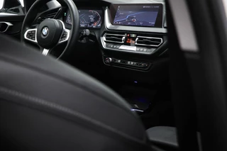 BMW 1-serie 118i Executive Edition | HALF LEDER | DAB | APPLE | DRAADLOZE LADER | CAMERA | 17" / 12