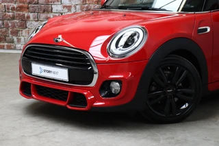 MINI Cooper Hatchback Chili Serious Business 3 deurs / Navigatiesysteem / Leder / John Cooper Works Exterieurpakket / Lichtpakket / Extra Getint Glas / Climate Control / Parkeersensoren / LED / Bluetooth / Cruise Control / Sportstoelen / 17 Inch / 2