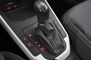 SEAT Arona 1.0 TSI Style Business Connect Automaat Trekhaak Stoelverwarming Virtual LED / 25
