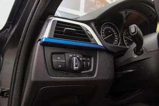 BMW 3-serie Touring 318i Centennial Executive M-sport | 2e eigenaar | HiFi audio | Navigatie | Bluetooth | Climate control | M-sportstuur | Cruise control | PDC | 18 inch | Trekhaak / 34