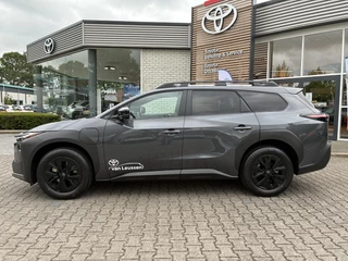 Toyota bZ4X Touring DYNAMIC 75 KWH VOORRAAD VOORDEEL VAN €49.990 VOOR €47.300!!! BLIND-SPOT PARK-SENSOREN STOEL/STUURVERW APPLE/ANDROID 18" LM-VELGEN / 9