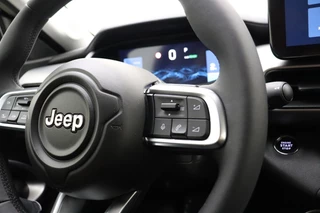 Jeep Avenger Altitude 54 kWh | Adaptive Cruise control | Climate control | Camera | 18" Lichtmetalen velgen | Getint glas | Keyless | Bluetooth | Draadloze telefoonlader / 33