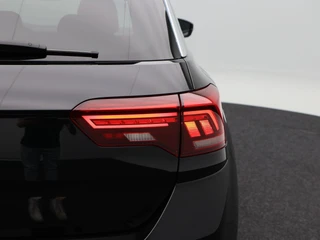 Volkswagen T-Roc 1.5 TSi 150 Pk Automaat Sport Business R-Line | Full LED | Adaptive Cruise | Carplay | Stoelverwarming | LED | Camera | Airco | 19 Inch / 16