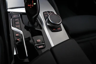 BMW 5-serie Touring 530e xDrive M-Sport | LEDER | STOELVERWARMING | TREKHAAK | 19" / 41