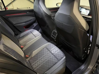 Volkswagen Golf 1.5 eTSI R-Line Pano Virtual Camera IQ Light / 34