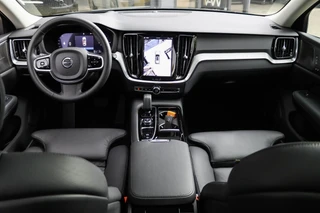 Volvo V60 T8 AWD Plus Dark / 7