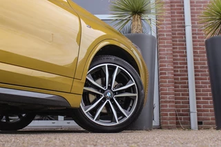 BMW X2 sDrive18i High Executive M-sport | 2e eigenaar | Driving Assistant | Panoramadak | 19 inch | Keyless entry | Head-up | Shadow line | HiFi audio | Stoelverwarming | Alcantara / 49
