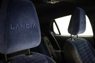 Lancia Ypsilon Edizione Cassina Limitata 51 kWh | NAVIGATIE | MASSAGE | DRAADLOZE LADER | DAB | 360 CAMERA / 12