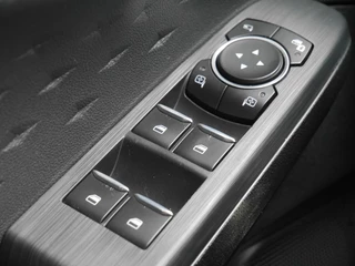 Ford Kuga 2.0 TDCi 150pk Titanium | Diesel | Trekhaak 1900kg | Navigatie | Climate control | Achteruitrijcamera | Cruise control | Keyless | Lichtmetalen velgen / 15