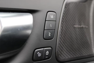 Volvo XC60 2.0 T8 Plug-in hybrid AWD Ultra Dark  | Head-Up | Panoramadak | Leder | H&K | BLIS / 24