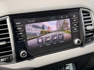 Skoda Karoq 1.5 TSI DSG Pano Camera Canton Leder/alca Trekhaak CarPlay Keyless Sfeer / 32