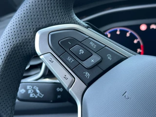 Volkswagen T-Roc 1.5 TSI 150pk DSG R-Line Camera | Keyless | Elek. Achterklep | Dode hoek | Rijklaar incl. 1 jaar Bovag garantie / 15