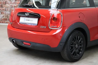 MINI Cooper Hatchback Pepper Business Automaat 3 deurs  / Navigatiesysteem / Cruise Control / Achteruitrijcamera / Comfort Access / Bluetooth / Climate Control / Lichtpakket / Parkeersensoren  / 16 Inch / Chrome Line / 6