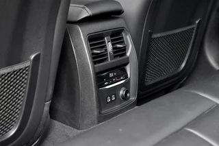 BMW 3 Serie 330e M Sport Individual  | 19'' Wielen | Lederen Bekleding | CarPlay | Audio Media Pack | 1e Eigenaar | / 25