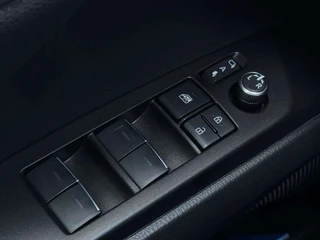 Toyota Camry 2.5 Hybrid Business Edition / 22