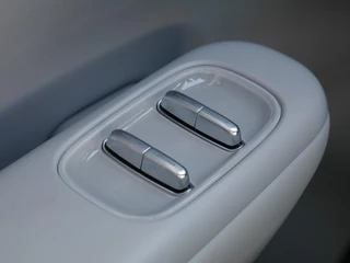 Leapmotor B10 Design Hybrid EV 18.8 kWh | Nu beschikbaar | Wltp 900km gecombineerd | Elektrisch 82km Wltp | Luxe uitvoering | Camera rondom | Stoel en stuurverwarming | Draadloze telefoonoplader | Keyless entry en start / 21