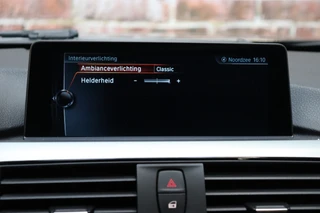 BMW 3 Serie Touring 330i High Executive M Sport Pakket Automaat  / Navigatie Professional / Panoramadak / Leder  / Trekhaak / Parkeersensoren voor+achter / Comfort Acces / Head-Up Display / Stoelverwarming / Achteruitrijcamera / Hifi / 19 Inch / Chrome Line / 33