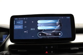 Jeep Avenger Altitude 54 kWh | Adaptive Cruise control | Climate control | Camera | 18" Lichtmetalen velgen | Getint glas | Keyless | Bluetooth | Draadloze telefoonlader / 29