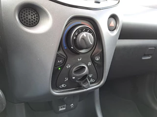 Toyota Aygo PLAY AIRCO CAMERA APPLE/ANDROID AUDIO-STUURWIELBED. BLUETOOTH LED-DAGRIJ / 24