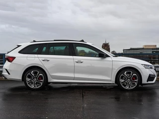 Skoda Octavia Combi 1.4 TSI RS iV PHEV Business 245 PK Panoramadak Matrix LED Camera Sfeerverlichting Stoelverwarming 19" / 7