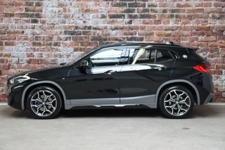 BMW X2 sDrive20i High Executive M Sport Pakket Automaat  / Navigatiesysteem Plus / Leder / Panoramadak / Stoelverwarming / LED / Harman Kardon / 19 Inch / Head-Up Display / Parkeersensoren voor+achter / Climate Control / Shadow Line / 4