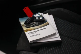 BMW 3-serie Touring 318i Corporate Lease Executive | M Sport pakket | Stoelverwarming | LED | Navigatie Professional | Bluetooth | Sportstoelen | M-sportstuur | PDC | Shadow Line / 38