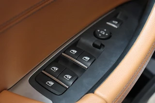 BMW X3 xDrive20i High Executive xLine Automaat  / Navigatiesysteem Professional / Panoramadak / Trekhaak / Leder / Parkeersensoren voor+achter / 19 Inch / Sportstoelen / LED / Stoelverwarming / Climate Control / 28
