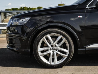 Audi Q7 3.0 TFSI quattro S-Line Panoramadak B&O Advanced Nachtzicht Luchtvering Leder ACC HUD Virtual Cockpit Soft-Close Achterasbesturing Trekhaak 21" / 54