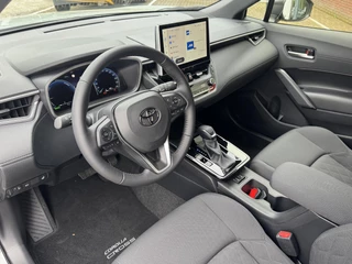 Toyota Corolla Cross 2.0 Hybrid 180 DYNAMIC NIEUW DIRECT LEVERBAAR! BLIND SPOT STOEL/STUURVERW KEYLESS 18'' LM-VELGEN APPLE/ANDROID NAVI CLIMA AD-CRUISE PARK-SENSOREN / 2