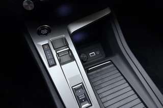 Peugeot 408 1.6 HYbrid 225 e-DSC7 Allure DEMO ZONDER KMS! l Wireless Apple Carplay & Android Auto l Digitale Cockpit l DAB l Bluetooth l PDC l LED verlichting l Lichtmetalen Velgen / 27