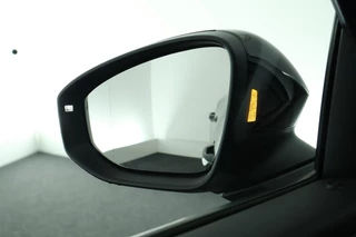 Volkswagen T-Roc 1.5 eTsi 150pk DSG R-Line First Edition Trekhaak Camera Keyless Stoelverwarming Virtual Cockpit Carplay / 7