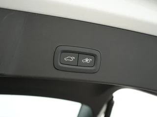 Volvo EX40 SINGLE MOTOR PLUS BLACK EDITION 70 KWH 100% SOH  | Trekhaak | Harman Kardon | Warmtepomp / 18