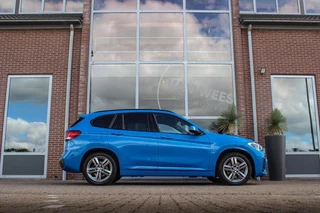 BMW X1 xDrive25e High Executive M sport | 1e eigenaar | Dealer onderhouden | Panoramadak | Apple Carplay | Camera | LED adaptief | Head-up | Stoelverwarming | Cruise control / 8