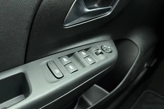 Opel Corsa 1.2 Turbo Hybrid Yes Automaat | Stoel & Stuurverwarming | Navigatie via Carplay | Zwart dak | DAB Radio | Parkeersensoren | Lichtmetalen velgen / 17
