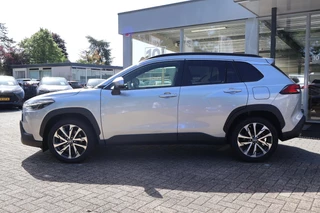 Toyota Corolla Cross 2.0 HYBRID 184PK FIRST-EDITION BLIND-SPOT EL-ACHTERKLEP LM-VELGEN KEYLESS PARK-SENSOREN STOELVERW DRAADLOOS-LADEN AD-CRUISE BLUETOOTH / 17