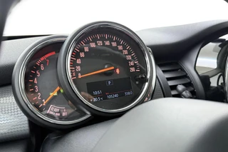 MINI 5-Deurs 1.5 Cooper 60 Years Edition Automaat | Navigatie | Climate control | Parkeersensoren |5 Deurs | Lichtmetalen velgen black | Keyless / 20