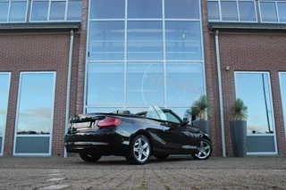 BMW 2-serie Cabrio 220i Sport | Origineel NL | Cruise control | Stoelverwarming | Xenon | Sportstoelen | HiFi audio | Navigatie Professional | Sportstuur | Chrome Line | Keyless entry / 6