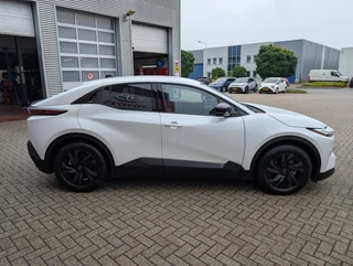 Toyota C-HR+ First Edition 77 kWh NIEUW & DIRECT LEVERBAAR! STOEL/STUURWIELVERWARMING WARMTEPOMP PDC VOOR + ACHTER CAMERA / 5