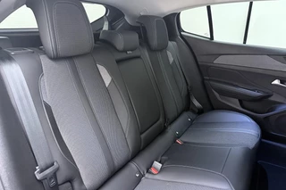 Peugeot 408 1.2 Hybrid 145 e-DCS6 Allure | Achteruitrijcamera | Dealer Onderhouden l Wireless Apple Carplay & Android Auto l TomTom Navigatie l DAB l Bluetooth l PDC l Camera l LED l Lichtmetalen Velgen / 17