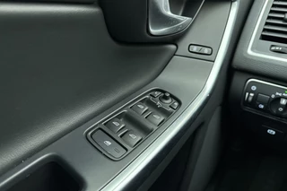 Volvo XC60 2.0 T5 FWD Ocean Race 245pk | Panoramadak | Elektrische stoelen | Verwarmde voorruit | Stoelverwarming | Handsfree kofferklep | Camera | Lederen bekleding | Afneembare trekhaak | 1.600kg trekgewicht | NL auto / 23