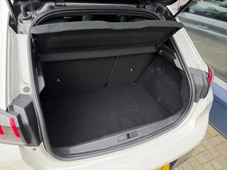 Peugeot 208 1.2 Turbo 100 PK GT | Navigatie | Zwart dak | Sportstoelen | Keyless Start | 17" Lichtmetalen Velgen | Full LED Verlichting | Climate Control | Cruise Control | Camera | Parkeersensoren | Dodehoek detectie | / 29