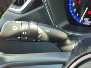 Toyota Corolla Touring Sports 1.8 Hybrid Style TREKHAAK BLIND SPOT STOEL/STUURVERW PARK-SENSOREN HEAD-UP EL-ACHTERKLEP APPLE/ANDROID 16'' LM-VELGEN AD-CRUISE CLIMA / 19