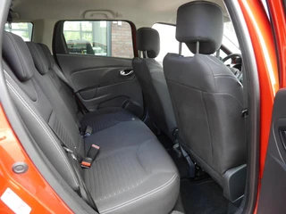 Renault Clio Estate 0.9 TCe Limited 90pk | Navigatie | Trekhaak | Airco | Cruise Control | Parkeerhulp achter | Extra getint glas | Lichtmetalen velgen / 16