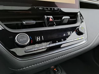 Toyota Corolla Hybrid 140 GR Sport SCHUIF/KANTELDAK PARKEERSENSOREN STOELVERW LM-VELGEN APPLE/ANDROID DRAADLOOS-LADEN CAMERA KEYLESS / 24