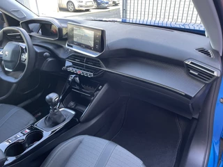 Peugeot 2008 100pk Allure Pack (Camera - Automatische Airco - i-cockpit - Navigatie - 17" - Apple Carplay - LED) / 27
